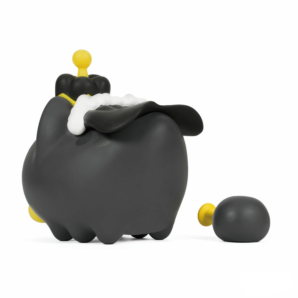 Bugcat Capoo: King Black Bugcat Figurine with Limited Edition Patch
